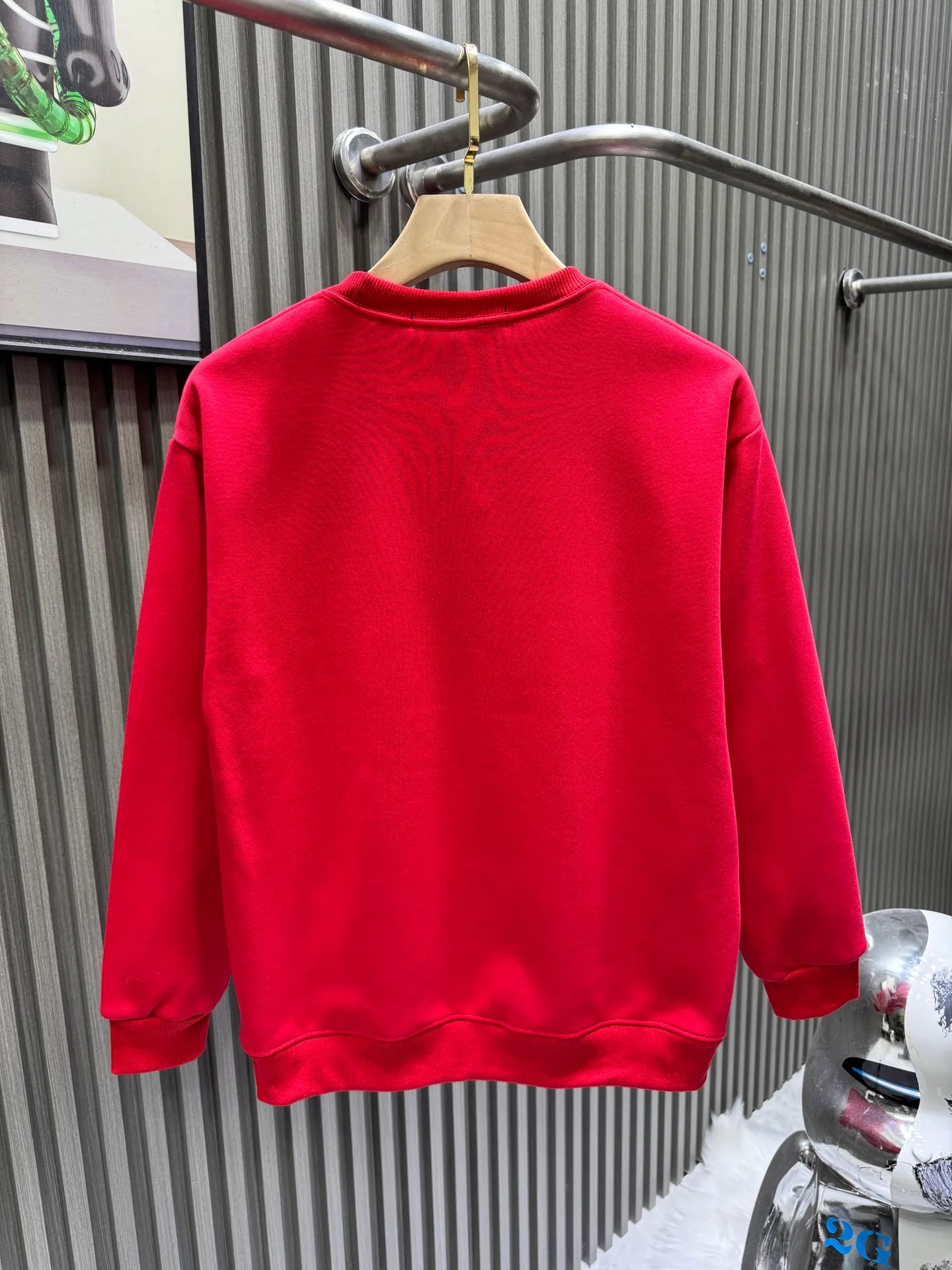 🅿️250 Louis Vuitton Louis Vuitton* Louis Vuitton 25 autumn and winter new year new fun printed round neck sweatshirt 400g pure cotton ➕ silver fox velvet loose fit. Made of 400g pure cotton terry fabric with good texture. Soft and not easy to wrinkle. Thin and moderate thickness. Very suitable for spring and light autumn. The os version has a lazy and loose feel. The printing process uses a variety of printing colors to depict the vibrant scenery. It shows the interesting fusion of Japanese traditional culture and brand elements. The low-key Monogram print under the pattern adds a delicate texture, declaring the brand’s design philosophy that has been inherited for many years. Its eye-catching effect is no less than any classic style, perfectly presenting the sense of fashion, high-end and luxury. Versatile style